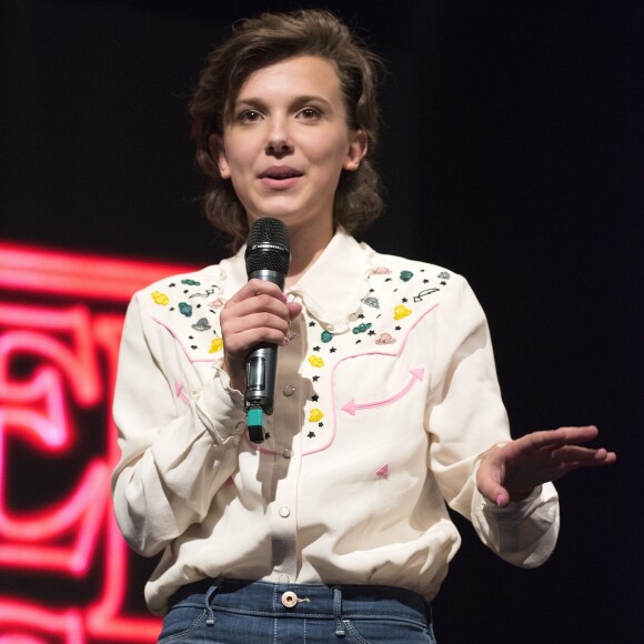 Com o cabelo solto, Millie Bobby Brown investiu em um visual mais country ao combinar jeans e camisa com bordados na 'Argentina Comic Con', em Buenos Aires, na Argentina, em 26 de maio de 2017