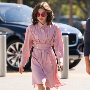 A atriz Millie Bobby Brown escolheu um vestido clássico rosa – cor tendência – para participar do programa 'Extra', nos Estúdios da Universal, na Califórnia, em 27 de outubro de 2017
