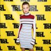 A atriz de 13 anos combinou vestido listrado e tênis para participar do programa MTV TRL (Total Request Live) nos estúdios MTV, em Nova York, em 1º de novembro de 2017