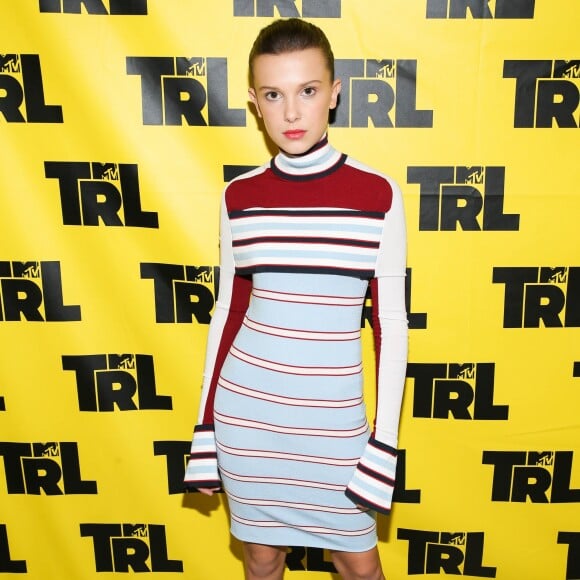 A atriz de 13 anos combinou vestido listrado e tênis para participar do programa MTV TRL (Total Request Live) nos estúdios MTV, em Nova York, em 1º de novembro de 2017