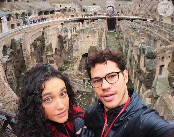 Débora Nascimento e José Loreto estão passando dias de férias na Itália