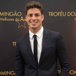 Cauã Reymond começou a preparação para a série 'Ilha de Ferro', com estreia prevista para abril de 2018