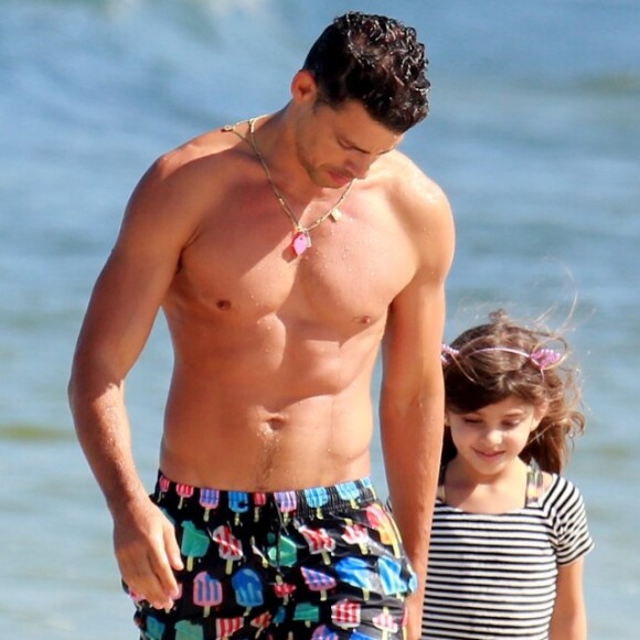 Cauã Reymond disse que mantém atenção com as amizades da filha, Sofia, de 5 anos