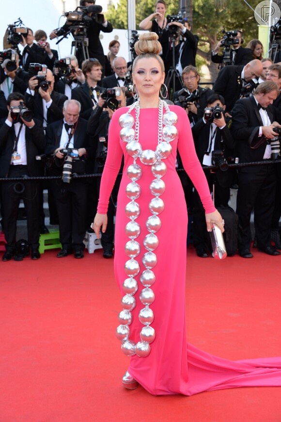 Elena Lenina escolhe vestido pink e um enorme colar que lembra bolas de Natal para o tapete vermelho do Festival de Cannes 2014