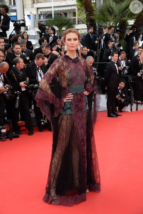 Karlie Kloss veste Valentino no tapete vermelho do Festival de Cannes 2014 