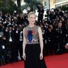 Cate Blanchett veste Givenchy no tapete vermelho do Festival de Cannes 2014