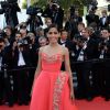 Freida Pinto veste Oscar de La Renta no tapete vermelho do Festival de Cannes 2014 