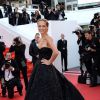 Petra Nemcova veste Zuhair Murad no tapete vermelho do Festival de Cannes 2014