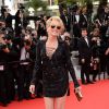 Sharon Stone veste Roberto Cavalli no tapete vermelho do Festival de Cannes 2014