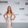 Paris Hilton escolhe vestido brilhoso para o baile da amfAR durante o Festival de Cannes 2014