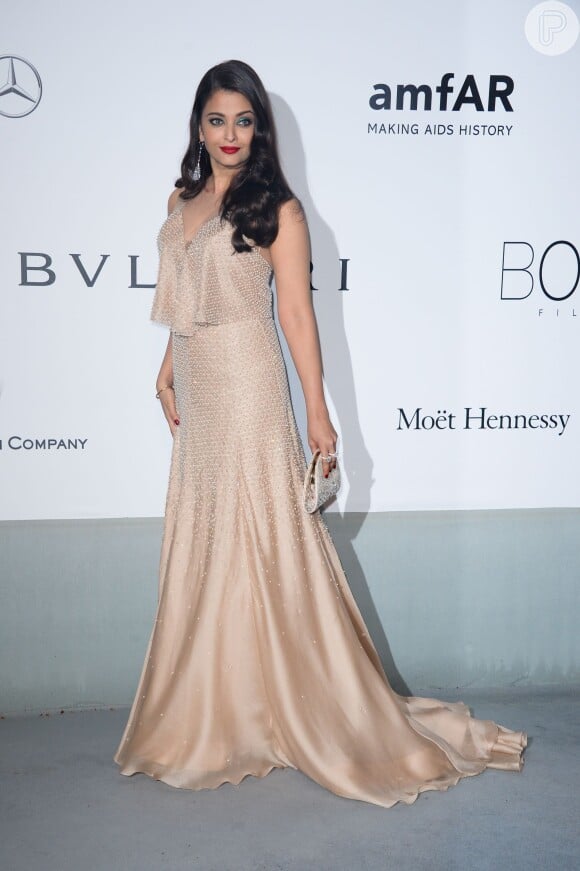 Aishwarya Rai veste Armani Privé no baile da amfAR durante o Festival de Cannes 2014