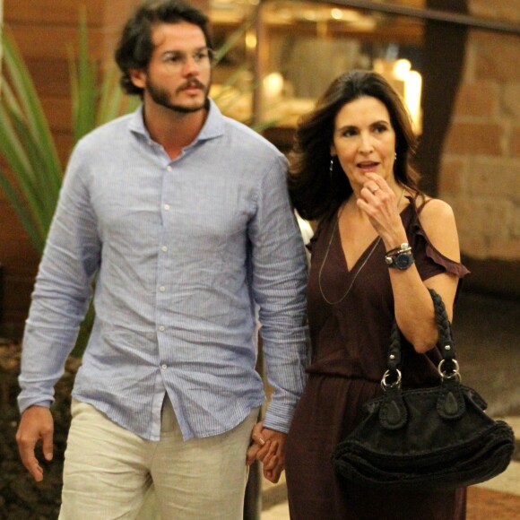 Namorado de Fátima Bernardes, Túlio Gadêlha exibiu uma foto abraçado com a apresentadora em mangue. Veja abaixo!