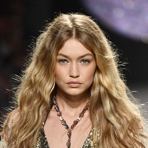 Gigi Hadid anunciou o desfalque no Twitter e lamentou o afastamento: 'Estou tão triste que não conseguirei chegar à China este ano'
