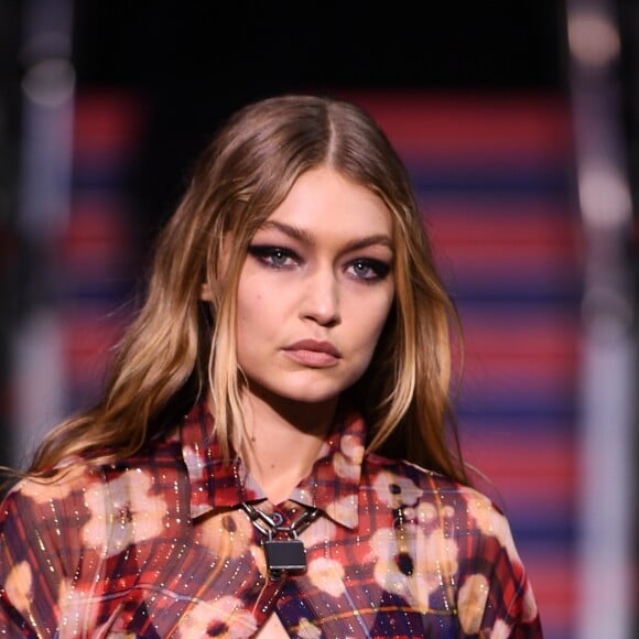 'Amo minha família da Victoria's Secret e estarei com todas as minhas garotas em espírito!', acrescentou Gigi Hadid