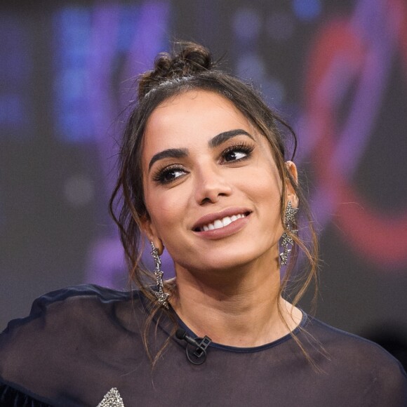 Anitta deixou de usar a aliança de compromisso com Thiago Magalhães. A funkeira teria sido aconselhada a retirar o anel pelos seus assessores