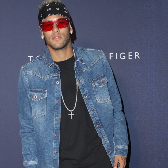 Neymar foi filmado por Demi Lovanto cantando a música 'Sorry Not Sorry'