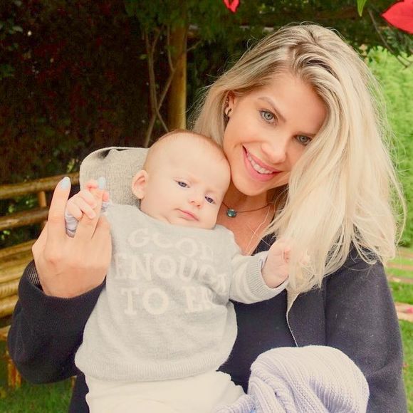 Karina Bacchi está realizada com a experiência de ser mãe