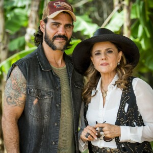 Sophia (Marieta Severo) transa com Mariano (Juliano Cazarré) quando ele encontra esmeraldas, no capítulo que vai ao ar terça-feira, dia 28 de novembro de 2017, na novela 'O Outro Lado do Paraíso'