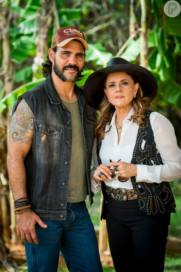 Sophia (Marieta Severo) transa com Mariano (Juliano Cazarré) quando ele encontra esmeraldas, no capítulo que vai ao ar terça-feira, dia 28 de novembro de 2017, na novela 'O Outro Lado do Paraíso'