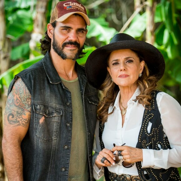 Sophia (Marieta Severo) transa com Mariano (Juliano Cazarré) quando ele encontra esmeraldas, no capítulo que vai ao ar terça-feira, dia 28 de novembro de 2017, na novela 'O Outro Lado do Paraíso'