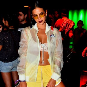 Bruna Marquezine investiu em um look fitness com barriga de fora para a aula de luta