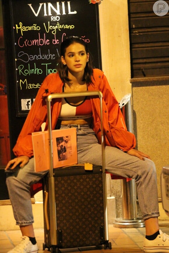 Assim com o look despretensioso, Bruna Marquezine sentou sobre uma mala na calçada do Leblon, no Rio de Janeiro, na noite de quinta-feira, 16 de novembro de 2017