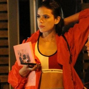 Bruna Marquezine foi vista com um look descolado, no Rio de Janeiro, na noite da última quinta-feira, 16 de novembro de 2017