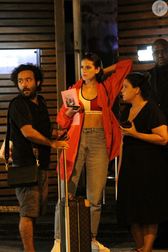 Bruna Marquezine foi vista com um look descolado, no Rio de Janeiro, na noite da última quinta-feira, 16 de novembro de 2017