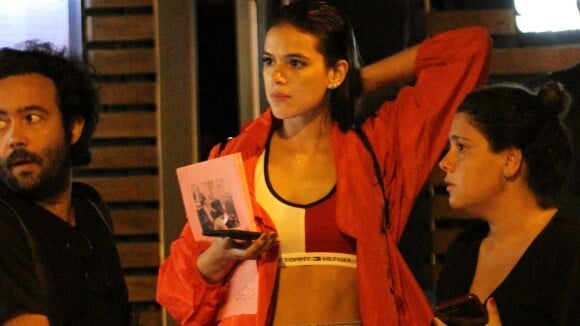 Bruna Marquezine deixa barriga à mostra em look descolado com top de R$ 90
