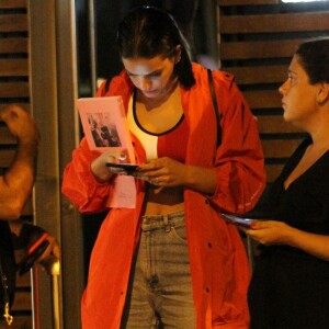 Bruna Marquezine checou o celular enquanto esteve nas calçadas do Leblon, no Rio de Janeiro, na noite de quinta-feira, 16 de novembro de 2017