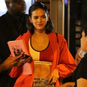 Bruna Marquezine usou a produção para jantar no Leblon, no Rio de Janeiro, na última quinta-feira, 16 de novembro de 2017