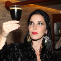 Nathalia Dill aparece de cabelos escuros em evento de cervejaria no Rio