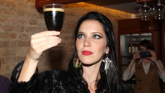 Nathalia Dill aparece de cabelos escuros em evento de cervejaria no Rio