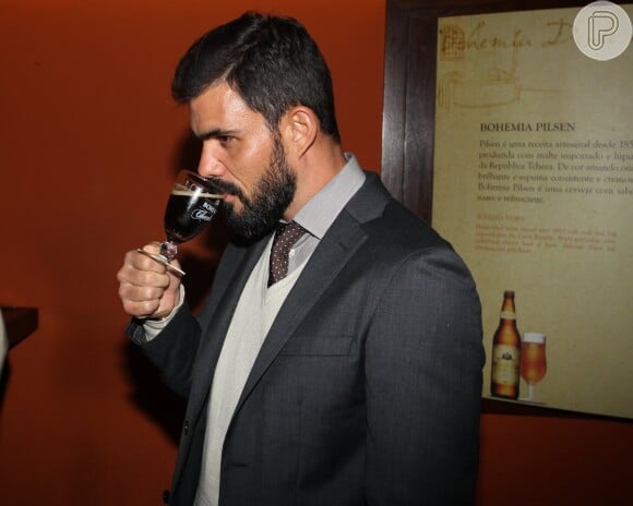 Juliano Cazarré experimenta nova cerveja da Bohemia, em Petrópolis, Região Serrana do Rio de Janeiro