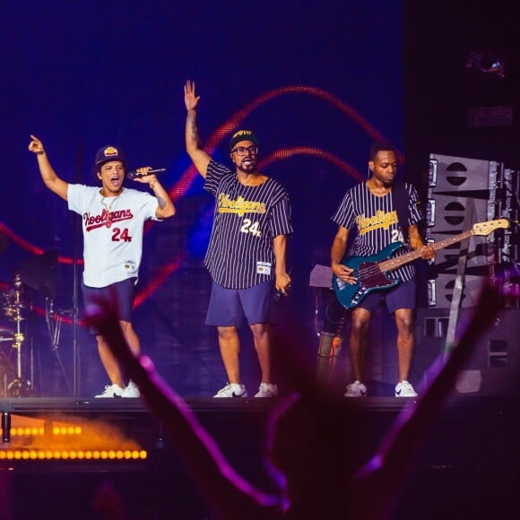 Bruno Mars esbanjou sensualidade e arrasou no rebolado em seu show na Praça da Apoteose, no Rio de Janeiro, em 18 de novembro de 2017