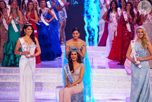 Manushi Chhilar foi coroada no palco da 67ª edição do concurso Miss Mundo, realizado em Sanya, no arquipélogo tropical de Hainan, na China, neste sábado, 18 de novembro de 2017