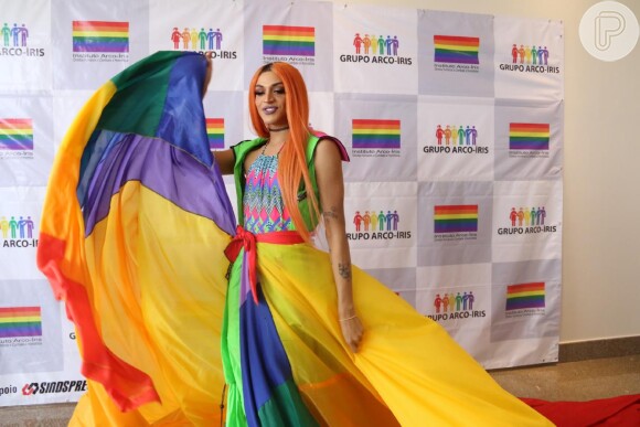 Pabllo Vittar vestiu saia multicolorida antes de se apresentar na Parada LGBTI em Copacabana, no Rio de Janeiro, na tarde deste domingo, 19 de novembro de 2017