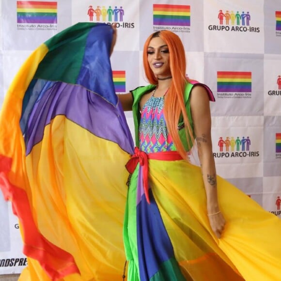 Pabllo Vittar vestiu saia multicolorida antes de se apresentar na Parada LGBTI em Copacabana, no Rio de Janeiro, na tarde deste domingo, 19 de novembro de 2017