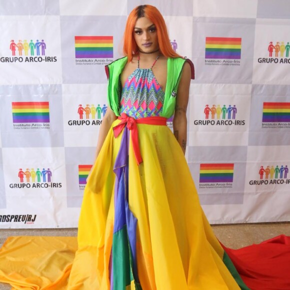 Pabllo Vittar apostou em blusa frente única com estampa psicodélica para se apresentar na Parada LGBTI em Copacabana, no Rio de Janeiro, na tarde deste domingo, 19 de novembro de 2017