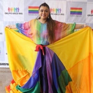 Como um arco-íris: Preta Gil exibiu produção pra lá de colorida nos bastidores da Parada LGBTI em Copacabana, no Rio de Janeiro, na tarde deste domingo, 19 de novembro de 2017