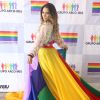 Lexa posou com o mesmo traje colorido nos bastidores da Parada LGBTI em Copacabana, no Rio de Janeiro, na tarde deste domingo, 19 de novembro de 2017