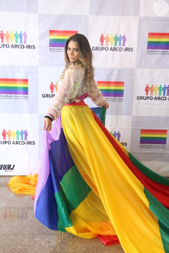 Lexa posou com o mesmo traje colorido nos bastidores da Parada LGBTI em Copacabana, no Rio de Janeiro, na tarde deste domingo, 19 de novembro de 2017