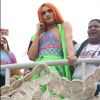 Os fios na cor laranja de Pabllo Vittar contrastaram com o conjunto verde florescente usado pela cantora na Parada LGBTI em Copacabana, no Rio de Janeiro, na tarde deste domingo, 19 de novembro de 2017