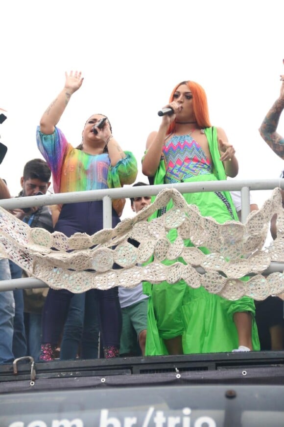 Dupla dinâmica: Preta Gil e Pabllo Vittar agitaram o público na Parada LGBTI em Copacabana, no Rio de Janeiro, na tarde deste domingo, 19 de novembro de 2017