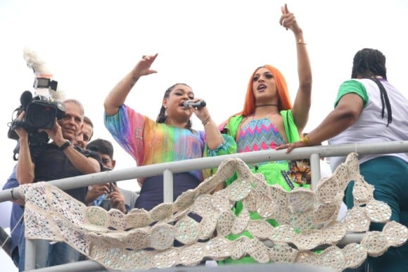 Preta Gil e Pabllo Vittar cantaram juntas na Parada LGBTI em Copacabana, no Rio de Janeiro, na tarde deste domingo, 19 de novembro de 2017
