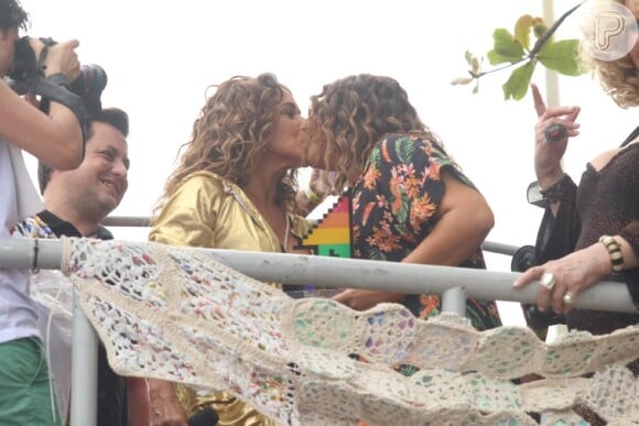 Daniela Mercury e a mulher, Malu Verçosa, protagonizaram um beijão sobre o trio elétrico da Parada LGBTI em Copacabana, no Rio de Janeiro, na tarde deste domingo, 19 de novembro de 2017