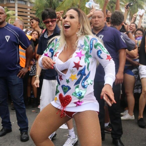 A funkeira Valesca requebrou e mostrou toda sua empolgação ao participar da Parada LGBTI em Copacabana, no Rio de Janeiro, na tarde deste domingo, 19 de novembro de 2017