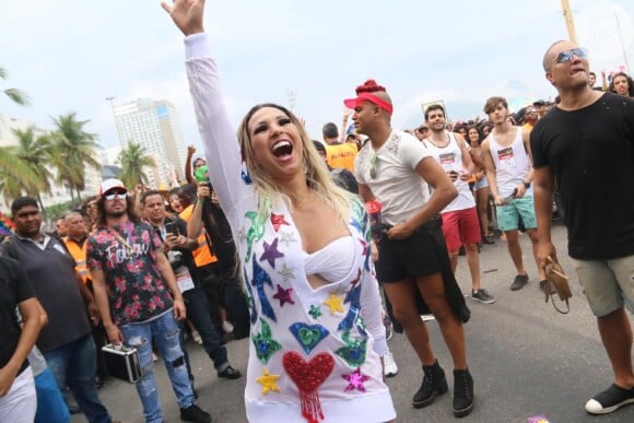 Valesca Popozuda deu um show de empolgação ao participar da Parada LGBTI em Copacabana, no Rio de Janeiro, na tarde deste domingo, 19 de novembro de 2017