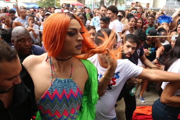Pabllo Vittar contou com ajuda de seguranças para se aproximar do trio elétrico na 22ª Parada do Orgulho LGBTI, realizada em Copacabana, no Rio de Janeiro, na tarde deste domingo, 19 de novembro de 2017