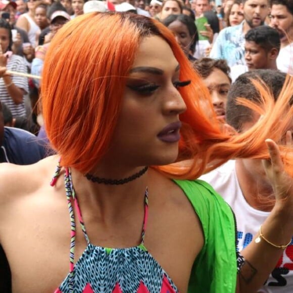 Pabllo Vittar contou com ajuda de seguranças para se aproximar do trio elétrico na 22ª Parada do Orgulho LGBTI, realizada em Copacabana, no Rio de Janeiro, na tarde deste domingo, 19 de novembro de 2017